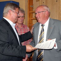 Hans Nau (rechts) bei der Ehrung (Foto: Armin Kübelbeck, www.hbz-da.de)