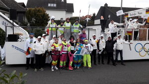 Die Handballer mit ihrem tollen Motivwagen