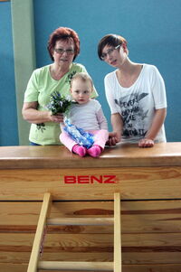 Amelie Jasmin ist das 1.400. Mitglied im TVB - Links Übungsleiterin Leni Nau, rechts die stolze Mama