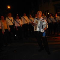 Die Kerweborsch am Montagabend mit dem Quetschkommodspieler an der Krone