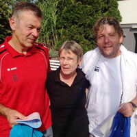 Finalist Reiner Merker, Doris Weiter (Orga-Leiterin) und Herren 50-Sieger Peter Engesser