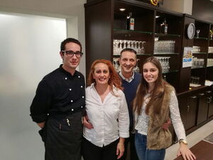 Theo und Familie in den neuen Räumlichkeiten