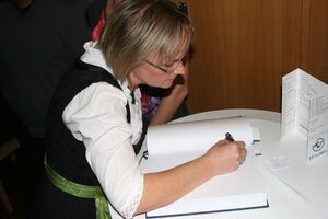 Eintrag in das Goldene Buch am Sportlerball