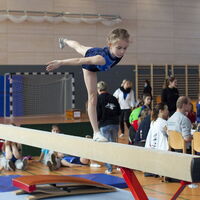 Emma  turnte eine sichere Balken Übung