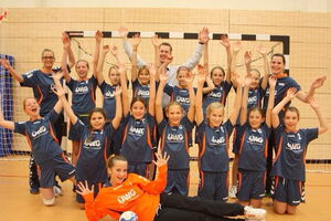 Ein echter Hingucker sind die neuen Trikots, im Hintergrund Marc André Glöckner (ÜWG). Fotograf: P. Mikolajczyk