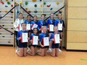 Maria, Sophie, Maya, Lilli, Felicia und Emma und unten sitzen Nikola, Elaine, Emilia und Paulina