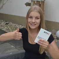 Laura Neumann mit der Lizenz zum Übungsleiter-Assi