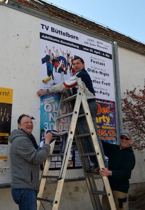 Plakatekleben für das Jubiläum: Da lag noch alles vor uns!