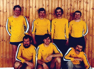 Die Faustballer 1982 - stehend von links: Alfred Gölz, Bernd Melchior, Wolfgang Görlich, Peter Seligmann. Knieend von links: Lothar Kunitsch, Reiner Müller, Gernot von Dungen