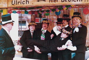 Das Foto im ist aus dem Jahr 1981 und zeigt die Standbesetzung vom damaligen Handballer-Ständchen. v.l. Philip  Scheuermann vom Kulturring, Karlheinz Jockel, Manfred Stiltz, Ullrich Best, Gerd Riedel, Gerhard Senßfelder (liegend), Dieter Nau