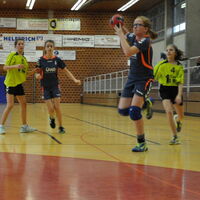Hanna vom Handball-Nachwuchs beim Wurf
