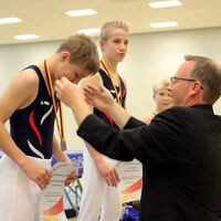 Wettkampfleiter und Trainer Mirko gratuliert seinen Schützlingen