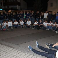 Die Kerweborsch und viele Schaulustige am Montagabend an der Krone