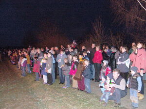 neugierige Blicke beim Winterfeuer