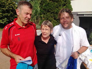 Finalist Reiner Merker, Doris Weiter (Orga-Leiterin) und Herren 50-Sieger Peter Engesser